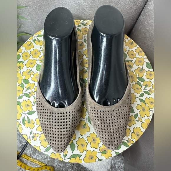 Vionic Women’s Suede Laser Cut Pointed Toe Flats Taupe Sz 7 - Picture 3 of 12